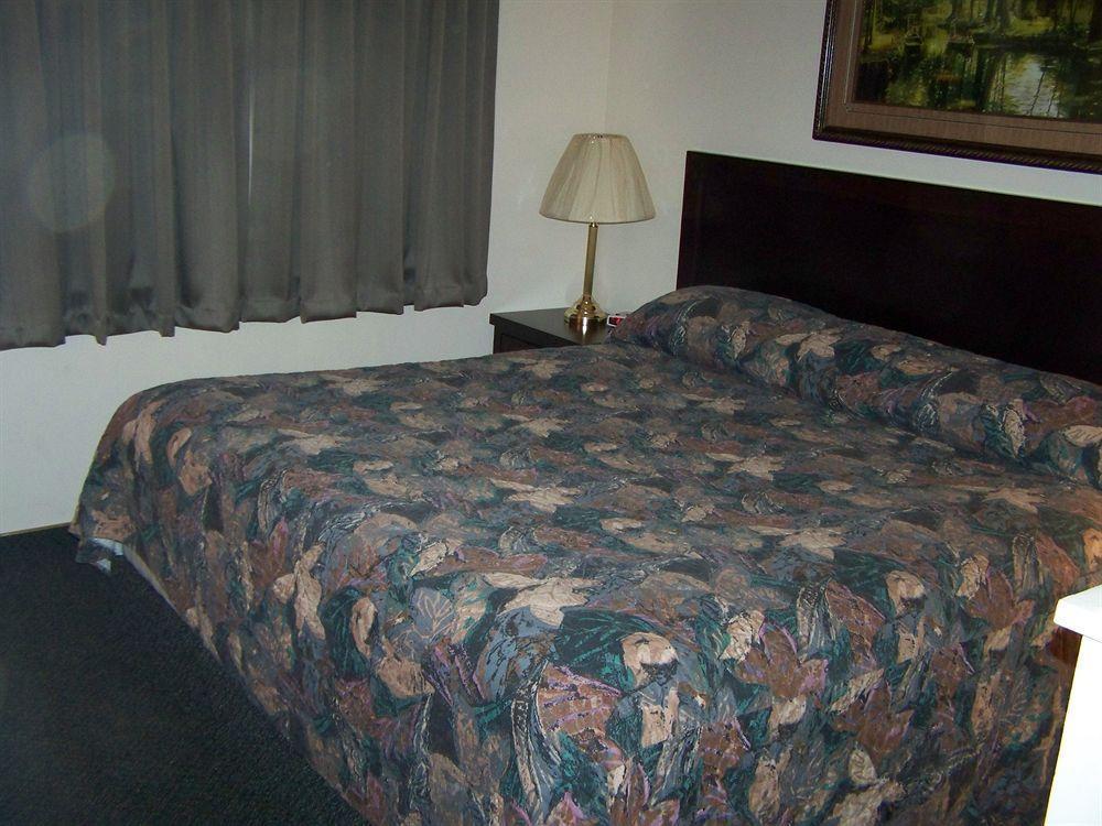 נורת' בטלפורד Battlefords Inn מראה חיצוני תמונה
