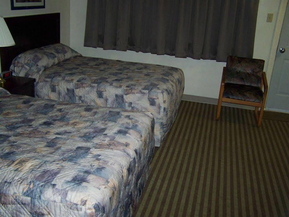 נורת' בטלפורד Battlefords Inn מראה חיצוני תמונה